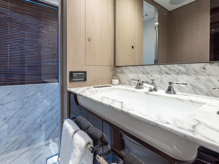 PIER PRESSURE Azimut Grande 27 - VIP cabin 1 bathroom PIER PRESSURE Azimut Grande 27 - VIP cabin 1 bathroom