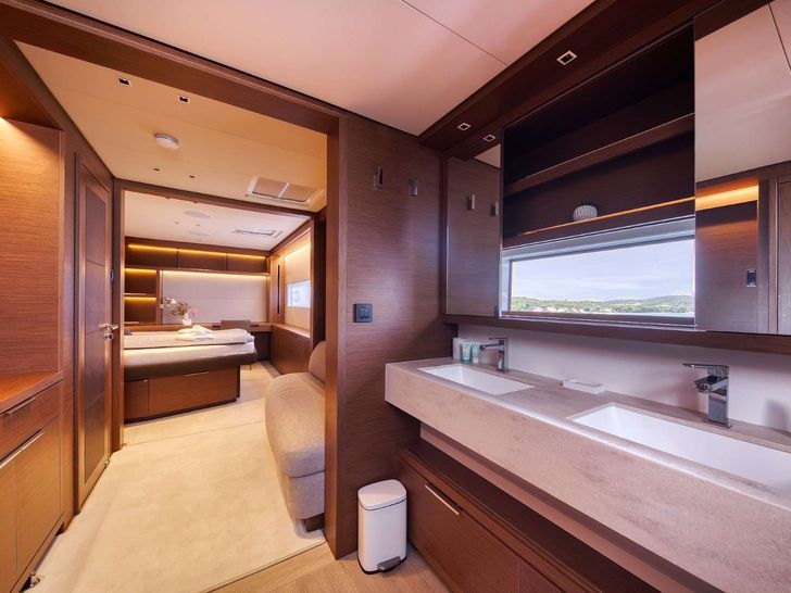 MASTERMIND Lagoon Sixty 7 - master cabin lavatory MASTERMIND Lagoon Sixty 7 - master cabin lavatory