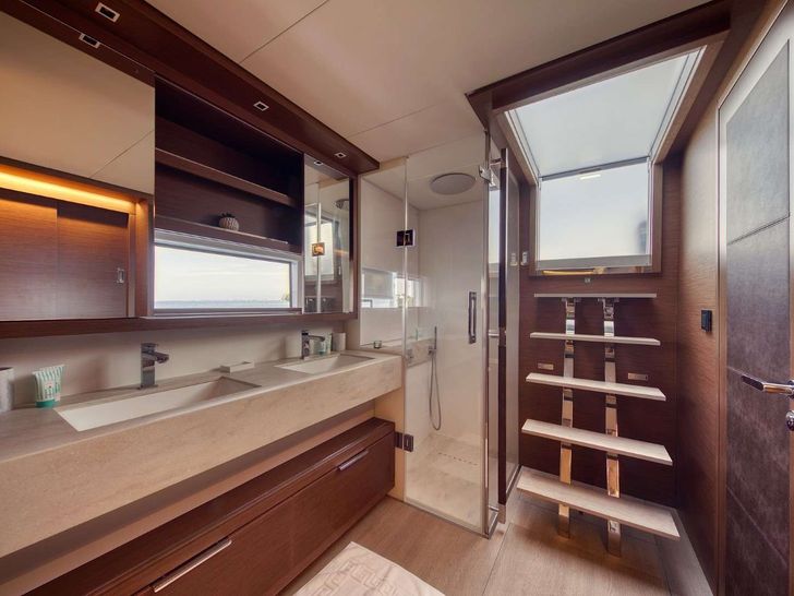 MASTERMIND Lagoon Sixty 7 - master cabin bathroom MASTERMIND Lagoon Sixty 7 - master cabin bathroom
