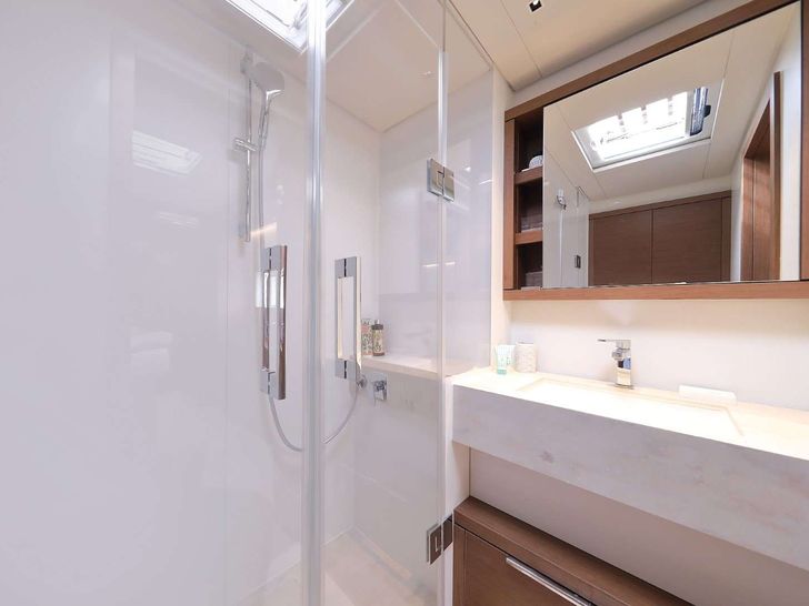 MASTERMIND Lagoon Sixty 7 - VIP cabin 2 bathroom MASTERMIND Lagoon Sixty 7 - VIP cabin 2 bathroom