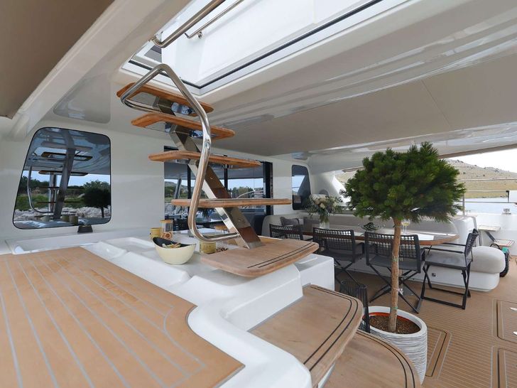 MASTERMIND Lagoon Sixty 7 - stairs to the flybridge MASTERMIND Lagoon Sixty 7 - stairs to the flybridge