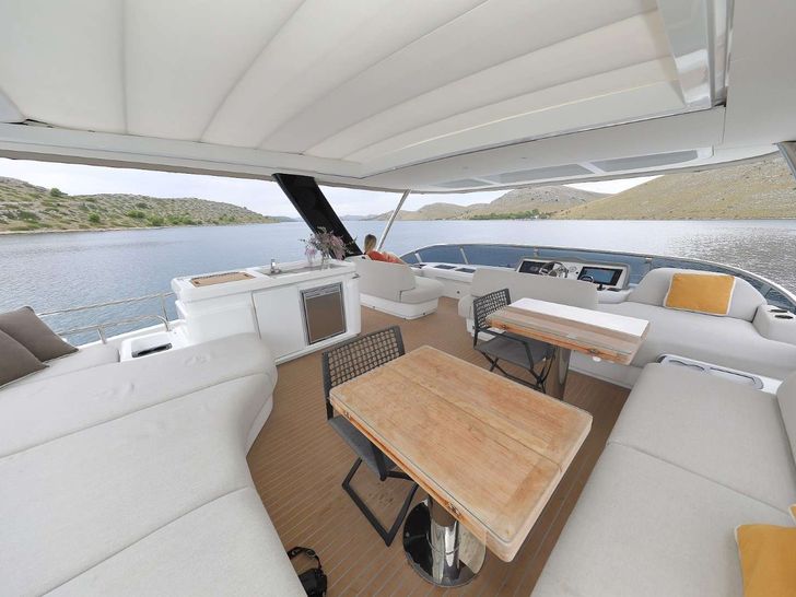 MASTERMIND Lagoon Sixty 7 - flybridge seating and dining area MASTERMIND Lagoon Sixty 7 - flybridge seating and dining area