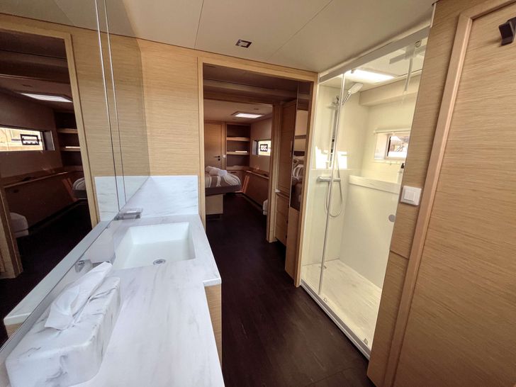 SOLOMAR Fountaine Pajot Pajot Samana 59 - Guest Cabin Bathroom SOLOMAR Fountaine Pajot Pajot Samana 59 - Guest Cabin Bathroom