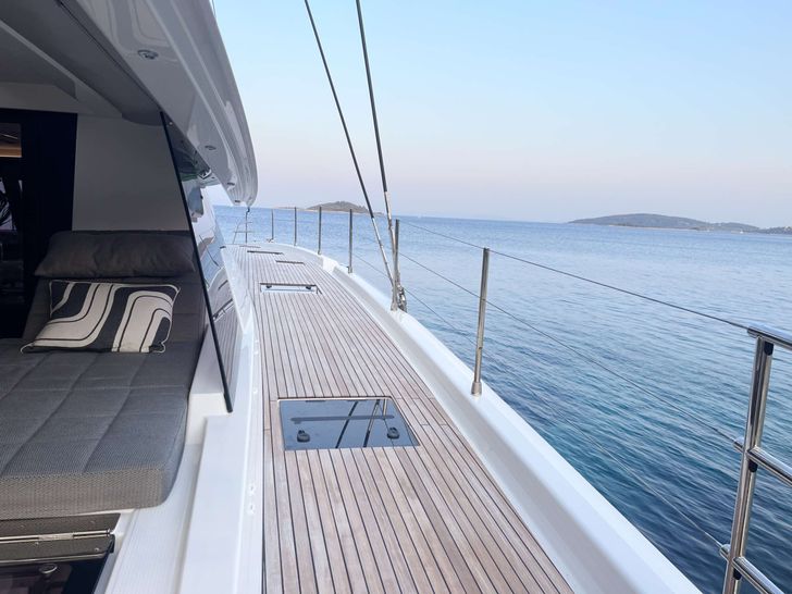 SOLOMAR Fountaine Pajot Pajot Samana 59 - Walkway SOLOMAR Fountaine Pajot Pajot Samana 59 - Walkway