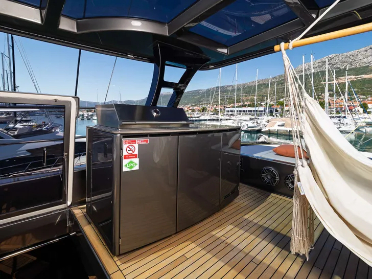 AHALYA Sunreef 60 - flybridge kitchenette AHALYA Sunreef 60 - flybridge kitchenette