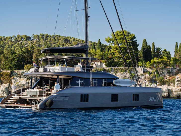 AHALYA Sunreef 60 - side profile AHALYA Sunreef 60 - side profile