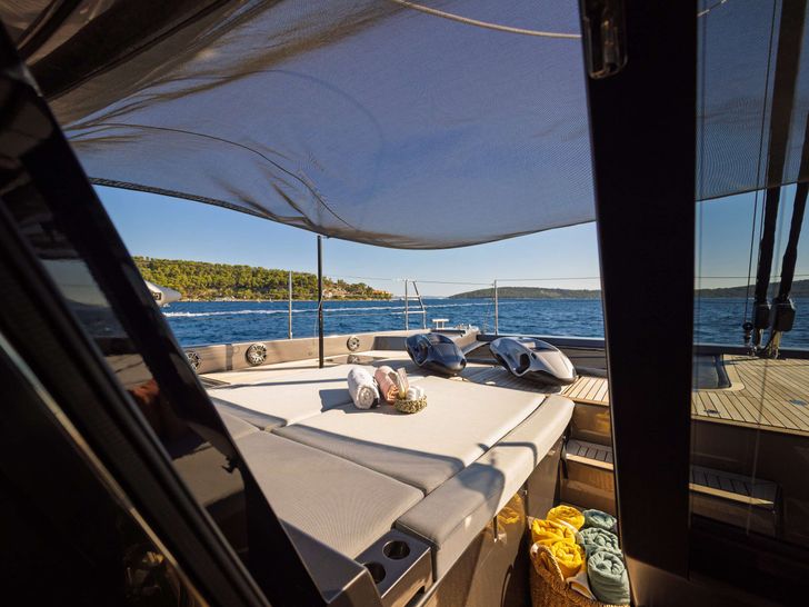 AHALYA Sunreef 60 - foredeck sunbathing area AHALYA Sunreef 60 - foredeck sunbathing area