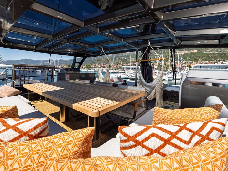 AHALYA Sunreef 60 - flybridge dining area AHALYA Sunreef 60 - flybridge dining area