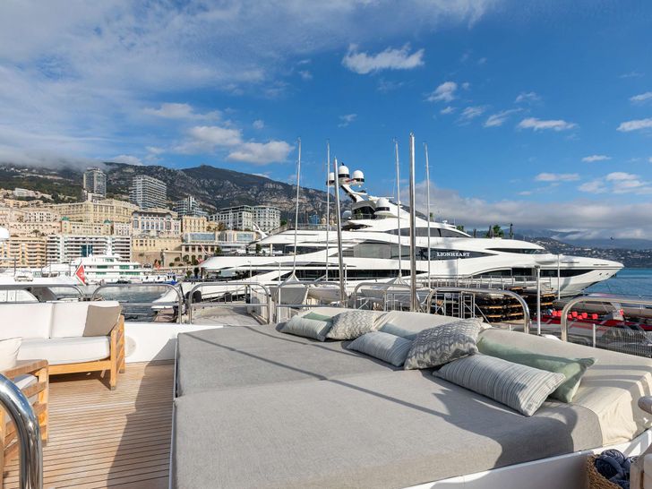 BROOKLYN Custom 121 ft - flybridge sun beds BROOKLYN Custom 121 ft - flybridge sun beds