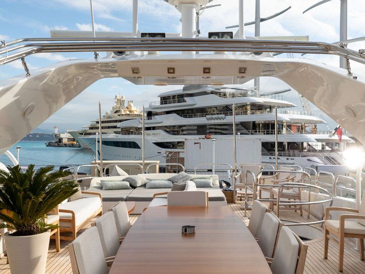 BROOKLYN Custom 121 ft - flybridge dining and sun beds BROOKLYN Custom 121 ft - flybridge dining and sun beds