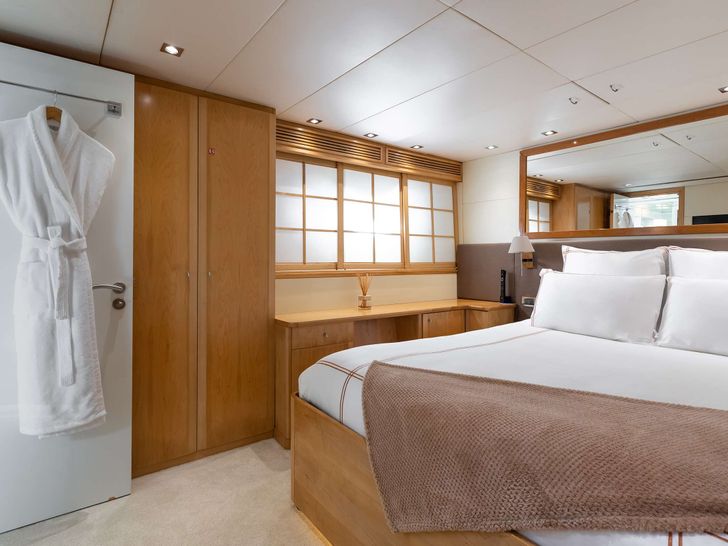 BROOKLYN Custom 121 ft - VIP cabin BROOKLYN Custom 121 ft - VIP cabin