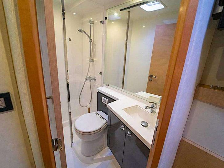 REMEDY Fountaine Pajot Ipanema 58 - cabin bathroom REMEDY Fountaine Pajot Ipanema 58 - cabin bathroom
