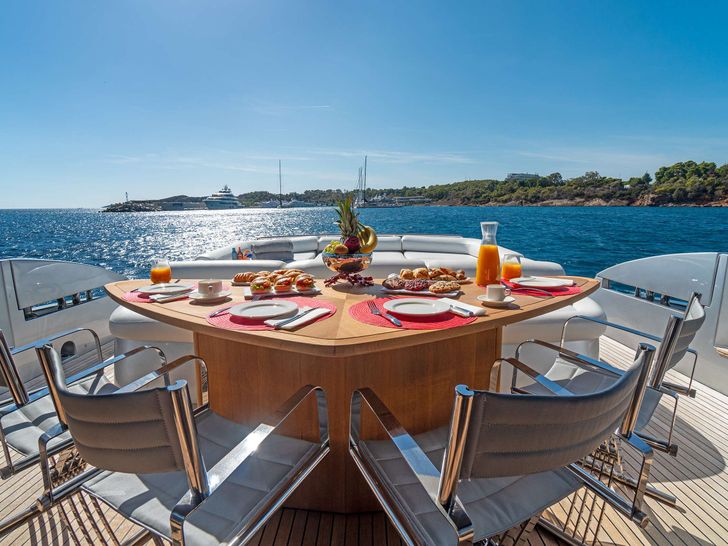 ONE Pershing 90 - alfresco dining set up ONE Pershing 90 - alfresco dining set up