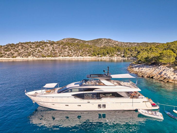 AKASTI Sanlorenzo SL86 - anchored AKASTI Sanlorenzo SL86 - anchored