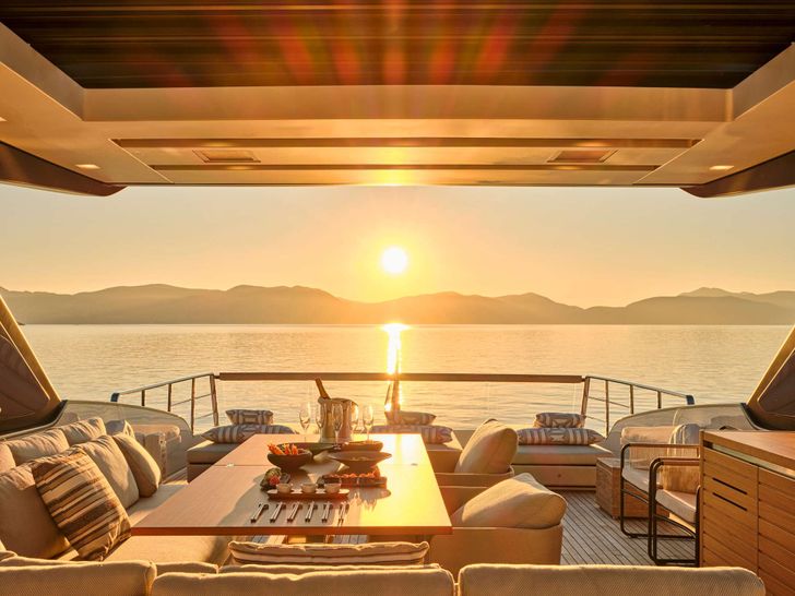 AKASTI Sanlorenzo SL86 - sun deck under the sun set AKASTI Sanlorenzo SL86 - sun deck under the sun set