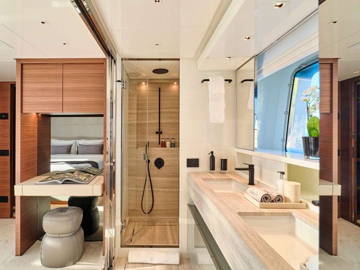 AKASTI Sanlorenzo SL86 - master cabin bathroom AKASTI Sanlorenzo SL86 - master cabin bathroom