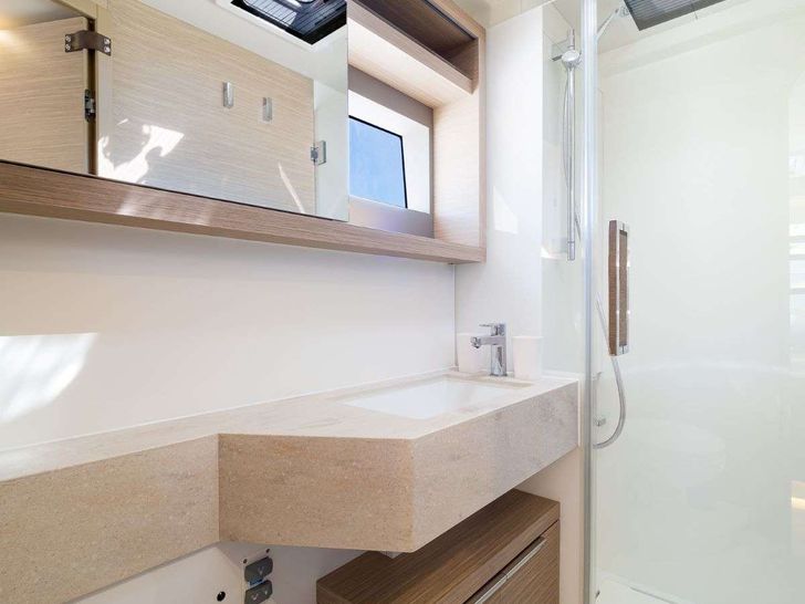 CATWALK Lagoon 51 - cabin 2 bathroom CATWALK Lagoon 51 - cabin 2 bathroom