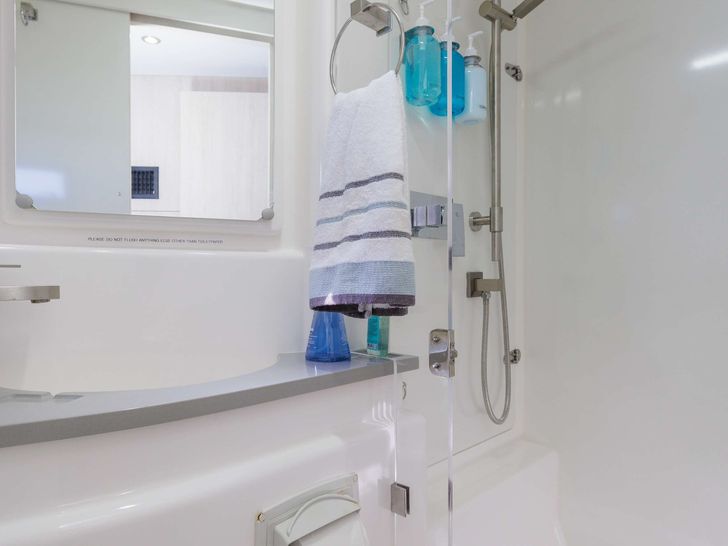 SOUTHERN SKY Leopard 51 - Shower SOUTHERN SKY Leopard 51 - Shower