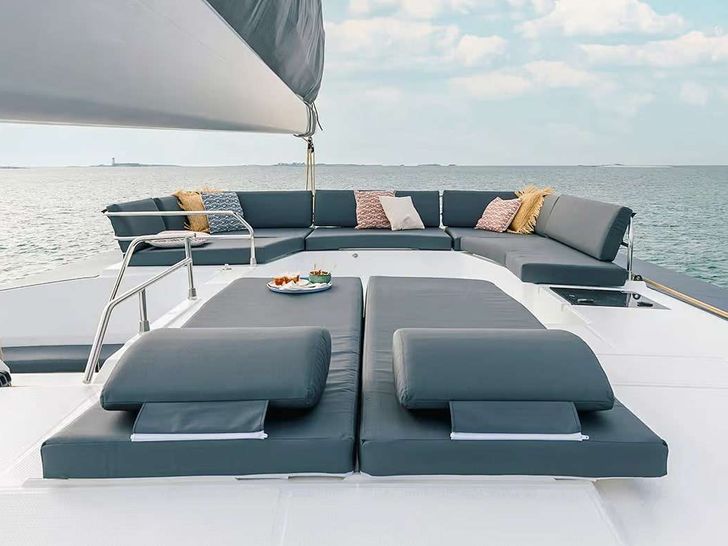 KEBISIKS Fountaine Pajot Aura 51 - flybridge seating and sun beds KEBISIKS Fountaine Pajot Aura 51 - flybridge seating and sun beds