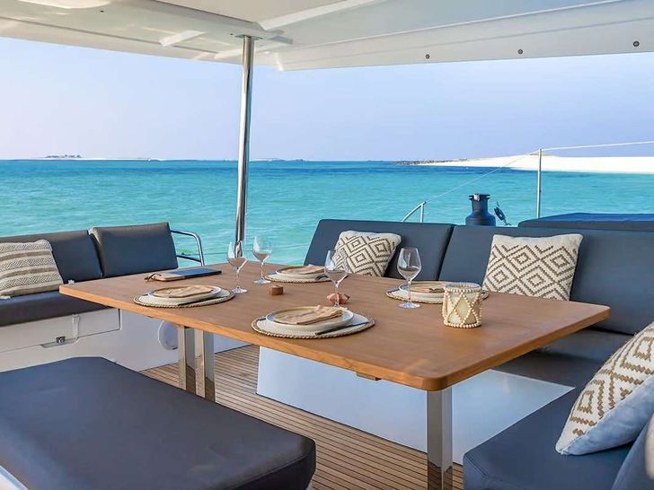 KEBISIKS Fountaine Pajot Aura 51 - aft deck dining table KEBISIKS Fountaine Pajot Aura 51 - aft deck dining table