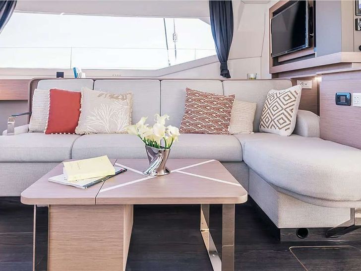 KEBISIKS Fountaine Pajot Aura 51 - saloon seating KEBISIKS Fountaine Pajot Aura 51 - saloon seating