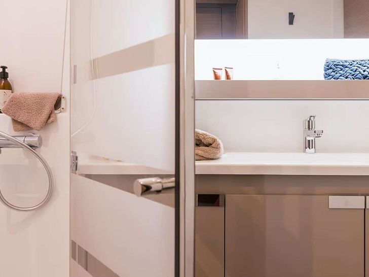 KEBISIKS Fountaine Pajot Aura 51 - master cabin bathroom KEBISIKS Fountaine Pajot Aura 51 - master cabin bathroom