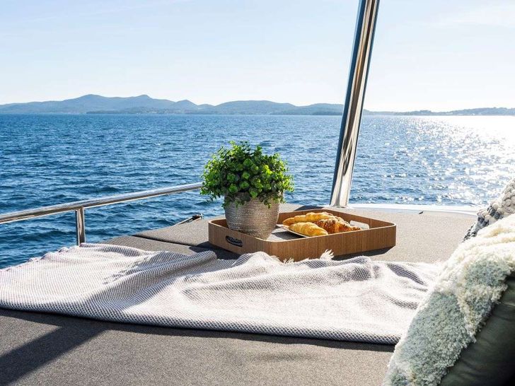 BLACK CAVIAR Lagoon 55 - bronzing area BLACK CAVIAR Lagoon 55 - bronzing area