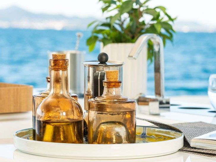 BLACK CAVIAR Lagoon 55 - condiments BLACK CAVIAR Lagoon 55 - condiments