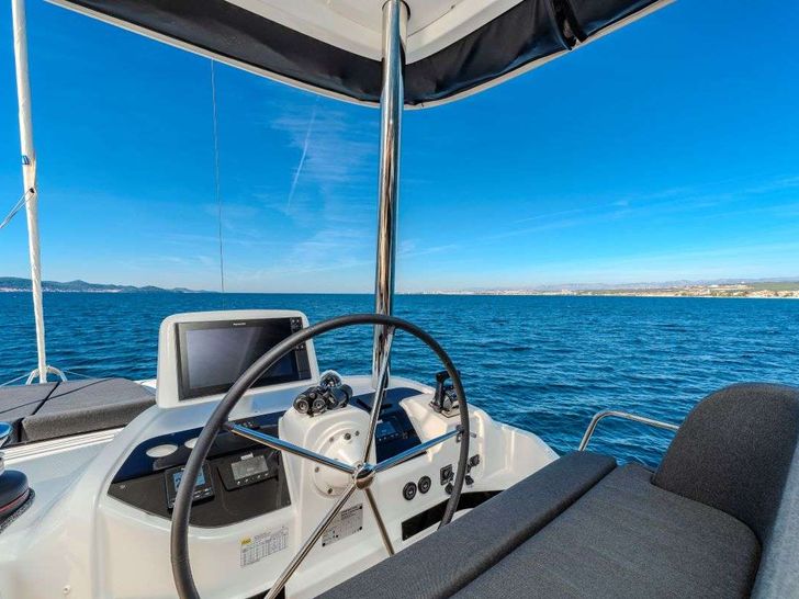 BLACK CAVIAR Lagoon 55 - flybridge helm BLACK CAVIAR Lagoon 55 - flybridge helm