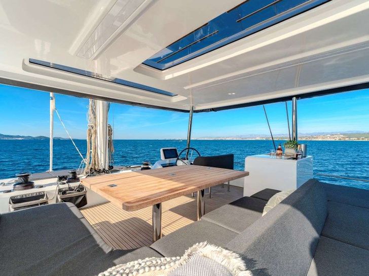 BLACK CAVIAR Lagoon 55 - flybridge seating and dining area BLACK CAVIAR Lagoon 55 - flybridge seating and dining area