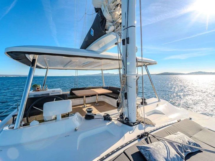 BLACK CAVIAR Lagoon 55 - flybridge BLACK CAVIAR Lagoon 55 - flybridge