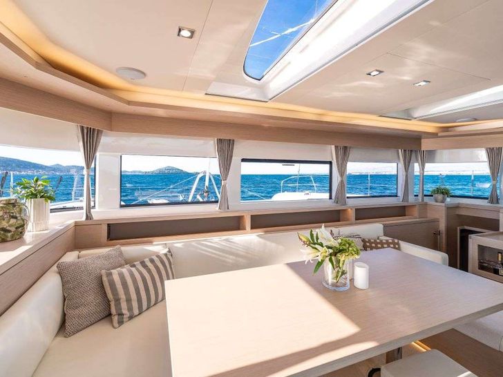 BLACK CAVIAR Lagoon 55 - saloon BLACK CAVIAR Lagoon 55 - saloon