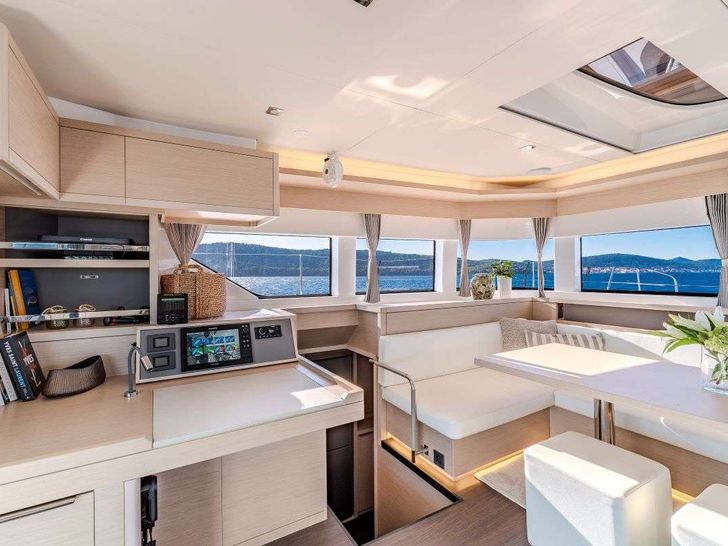 BLACK CAVIAR Lagoon 55 - navigation pane BLACK CAVIAR Lagoon 55 - navigation pane