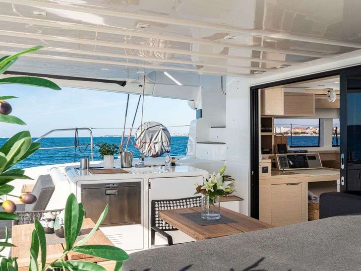 BLACK CAVIAR Lagoon 55 - aft deck amenities BLACK CAVIAR Lagoon 55 - aft deck amenities