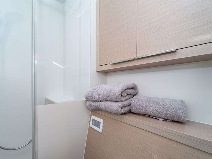 BLACK CAVIAR Lagoon 55 - double cabin 1 bathroom BLACK CAVIAR Lagoon 55 - double cabin 1 bathroom