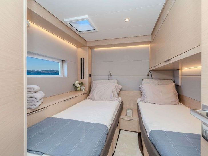 BLACK CAVIAR Lagoon 55 - twin cabin BLACK CAVIAR Lagoon 55 - twin cabin