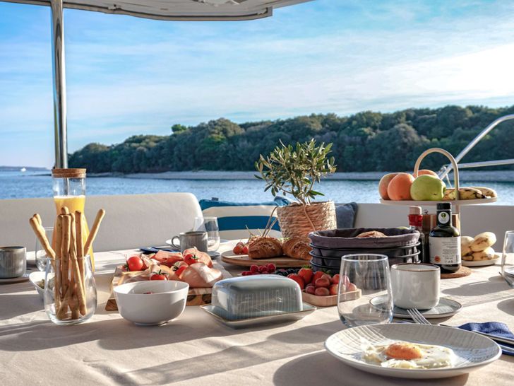 SOLAIA Leopard 50 - alfresco dining set up SOLAIA Leopard 50 - alfresco dining set up