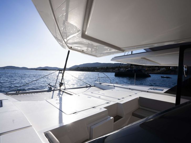 BERESHIT Leopard 50 - foredeck BERESHIT Leopard 50 - foredeck