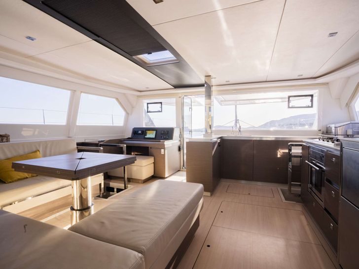 BERESHIT Leopard 50 - saloon seating and dining area BERESHIT Leopard 50 - saloon seating and dining area