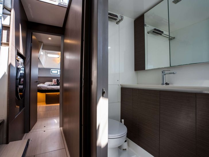 BERESHIT Leopard 50 - cabin 1 bathroom BERESHIT Leopard 50 - cabin 1 bathroom