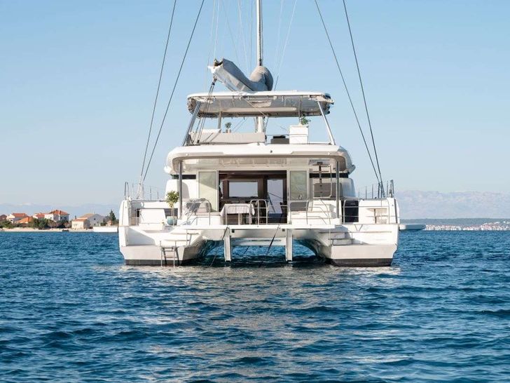 DIAMOND DIVA Lagoon 60 - aft shot DIAMOND DIVA Lagoon 60 - aft shot