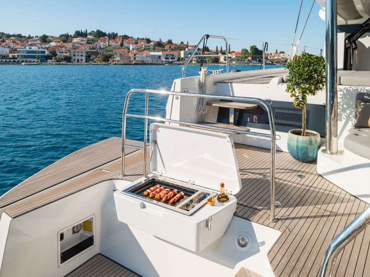 DIAMOND DIVA Lagoon 60 - bbq area DIAMOND DIVA Lagoon 60 - bbq area