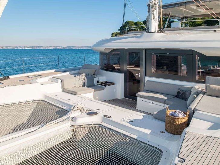 DIAMOND DIVA Lagoon 60 - foredeck DIAMOND DIVA Lagoon 60 - foredeck