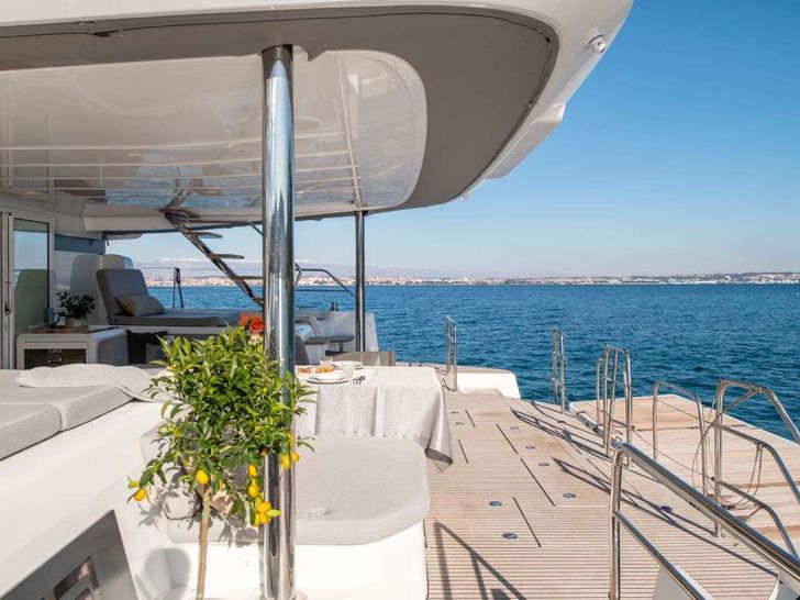 DIAMOND DIVA Lagoon 60 - swim platform DIAMOND DIVA Lagoon 60 - swim platform