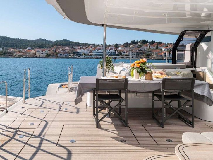 DIAMOND DIVA Lagoon 60 - aft deck DIAMOND DIVA Lagoon 60 - aft deck