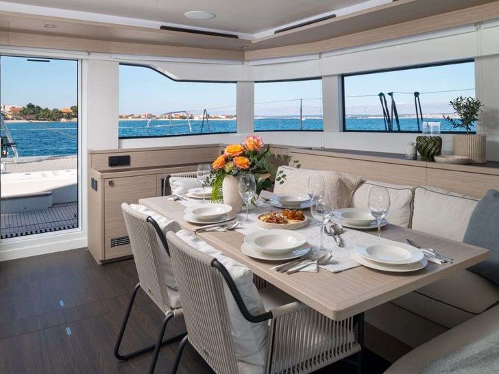 DIAMOND DIVA Lagoon 60 - main dining area DIAMOND DIVA Lagoon 60 - main dining area