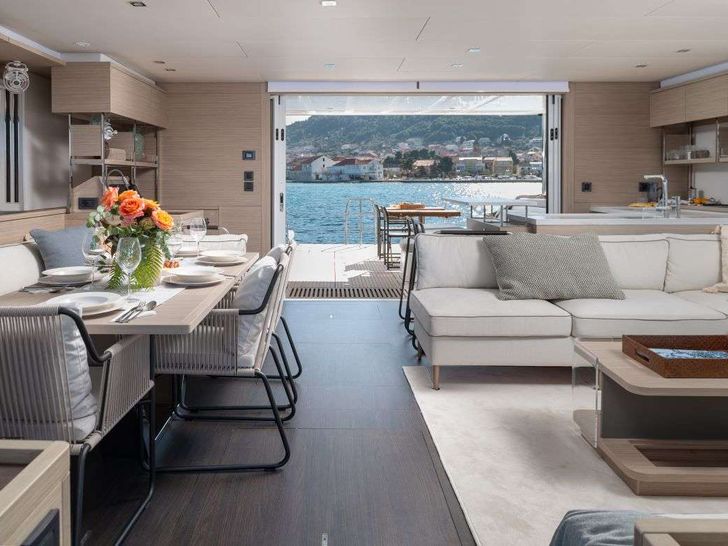 DIAMOND DIVA Lagoon 60 - saloon and dining area DIAMOND DIVA Lagoon 60 - saloon and dining area