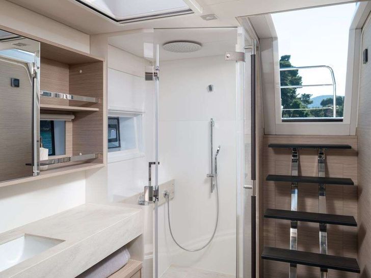 DIAMOND DIVA Lagoon 60 - master cabin bathroom DIAMOND DIVA Lagoon 60 - master cabin bathroom