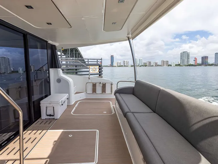 HAPPY PLACE Fountaine Pajot MY6 - Aft Deck Seating HAPPY PLACE Fountaine Pajot MY6 - Aft Deck Seating