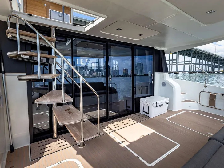 HAPPY PLACE Fountaine Pajot MY6 - Aft Deck HAPPY PLACE Fountaine Pajot MY6 - Aft Deck